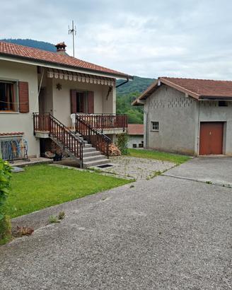Villetta singola su due piani con stalla e verde