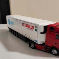 Tir su base Herpa della ditta trasporti TORELLO 
