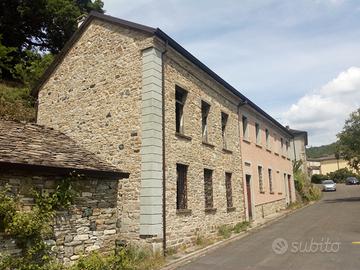 Rustico da ristrutturare internamente con terreno