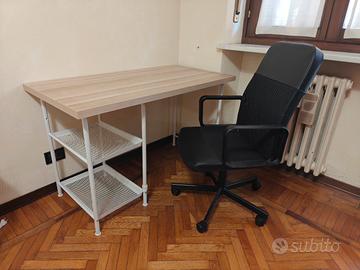 Scrivania IKEA con mensole