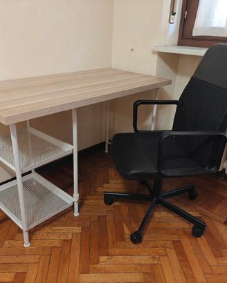 Scrivania IKEA con mensole