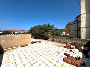 Indipendente con cortile ed ampia terrazza