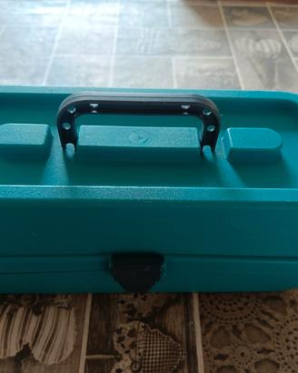 Cassettiera con attrezzature per la pesca