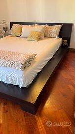 Letto in legno con comodino