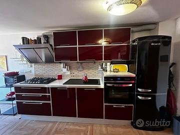 Cucina moderna rossa lucida con elettrodomestici
