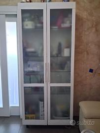 Tavolo da cucina in legno + 5 sedie + vetrinetta