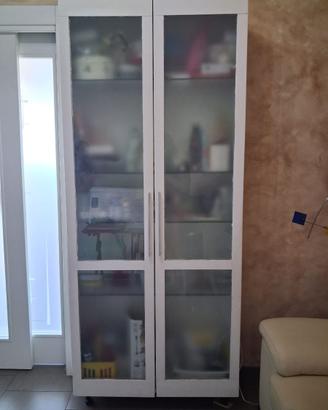 Tavolo da cucina in legno + 5 sedie + vetrinetta