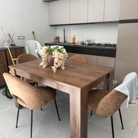 tavola in legno con sedie