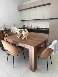 tavola in legno con sedie