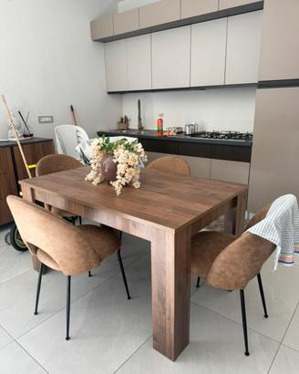 tavola in legno con sedie