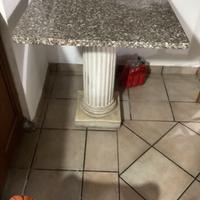Tavolo di marmo con colonna
