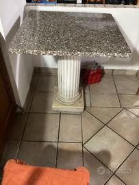Tavolo di marmo con colonna