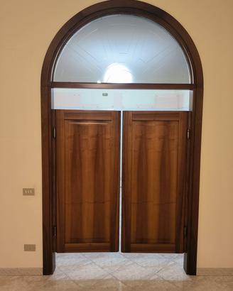 Porta a battente doppia con struttura ad arco 
