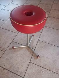 Sgabello vintage rosso con foro