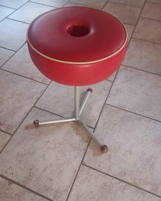 Sgabello vintage rosso con foro