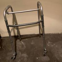 Deambulatore pieghevole con ruote