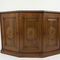 Mobiletto in noce, raffinata credenza a tre porte