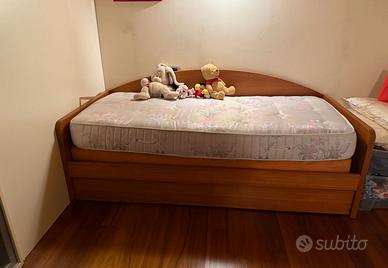 Cameretta in legno con ponte