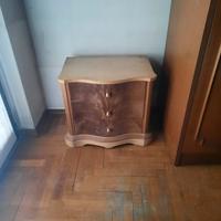 comodino tre cassetti in legno