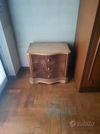 comodino tre cassetti in legno