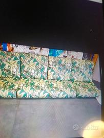 scarpe pantaloni divano cuscino cerniera giacca 