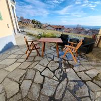 Tavolo e sedie in legno per esterno