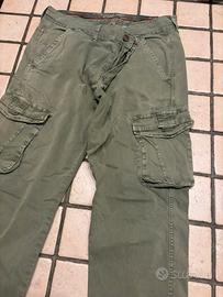 pantaloni con tasche laterali 