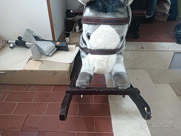  cavallo a dondolo