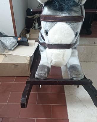  cavallo a dondolo