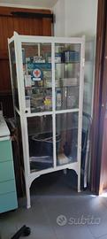 vetrinetta vintage da ambulatorio medico