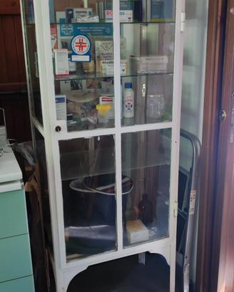 vetrinetta vintage da ambulatorio medico