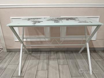 scrivania con ripiano in vetro