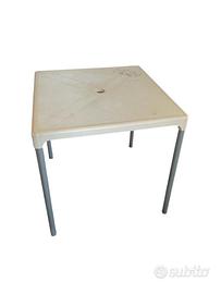 Tavolo da giardino con foro ombrellone