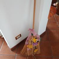 composizione fiori su scopa 