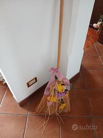 composizione fiori su scopa 