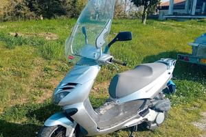 Aprilia scooter Leonardo 125