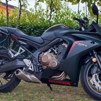 Honda CBR 650 F con borse laterali