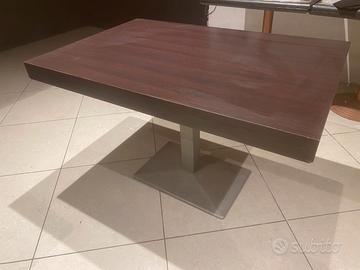tavolo con base in metallo