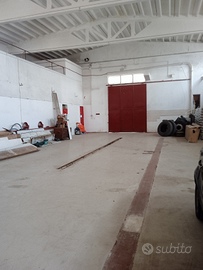 Capannone di mq 450 con ampio parcheggio