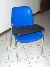 Sedie in plastica blu con ribaltina per conferenze