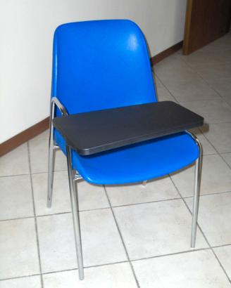 Sedie in plastica blu con ribaltina per conferenze