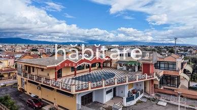 Ampio locale con terrazza e posti auto
