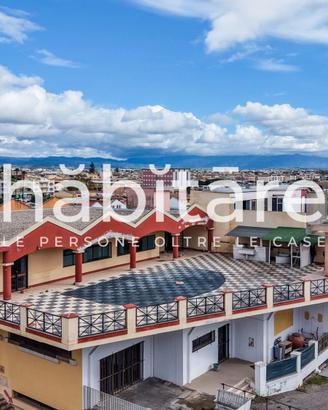 Ampio locale con terrazza e posti auto