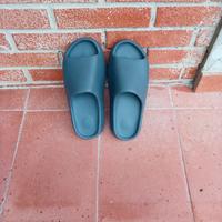Adidas Yeezy slides grigie 