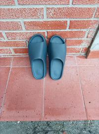 Adidas Yeezy slides grigie 