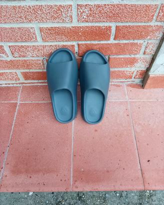 Adidas Yeezy slides grigie 