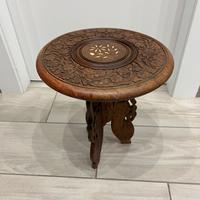 Tavolo decorativo in legno intarsiato