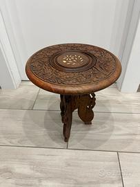 Tavolo decorativo in legno intarsiato