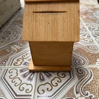Salvadanaio fatto a mano in legno colore noce