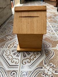 Salvadanaio fatto a mano in legno colore noce